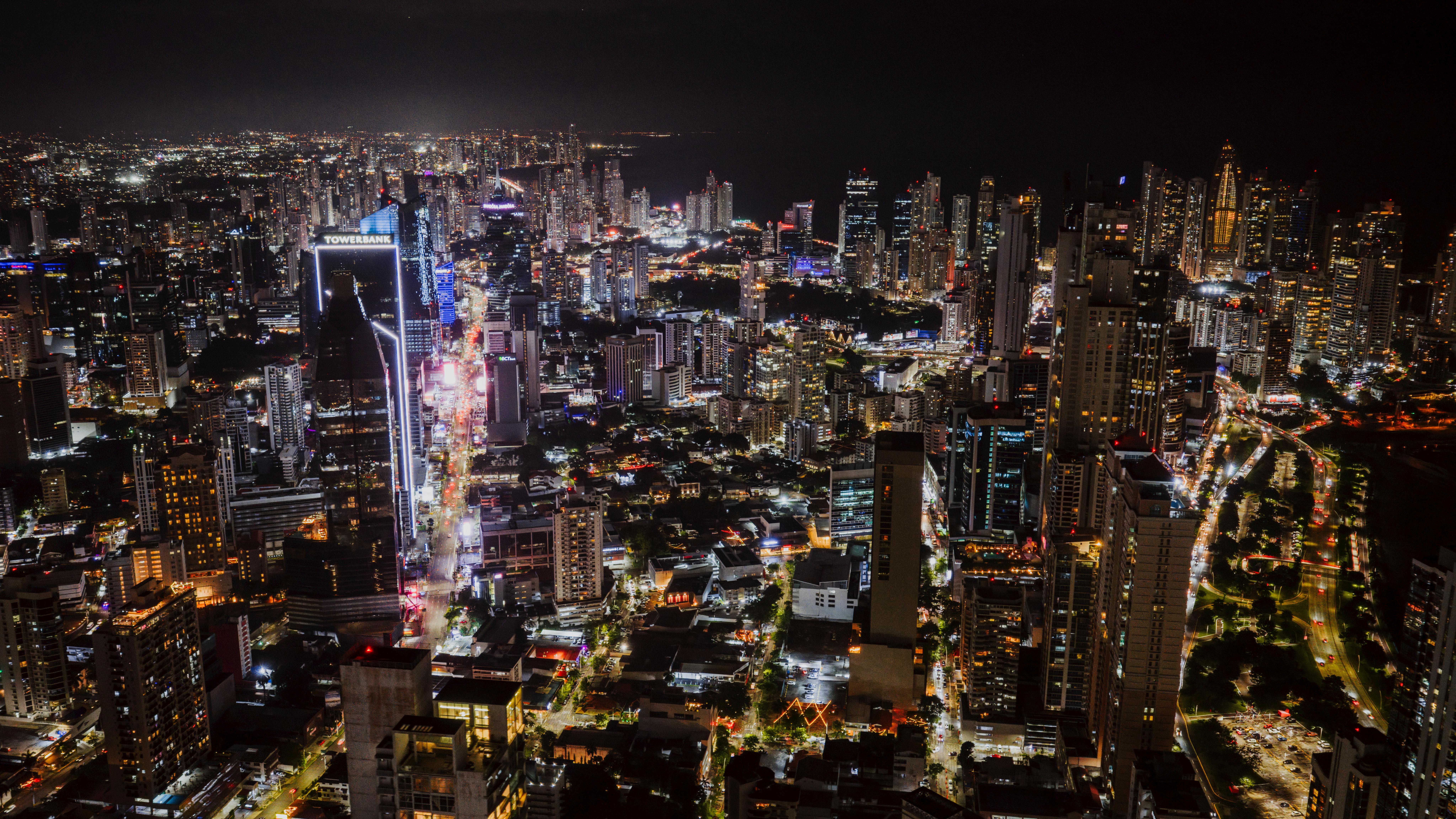 Skyline nocturno de Ciudad de Panamá, mercado de apartamentos y condominios para inversión extranjera